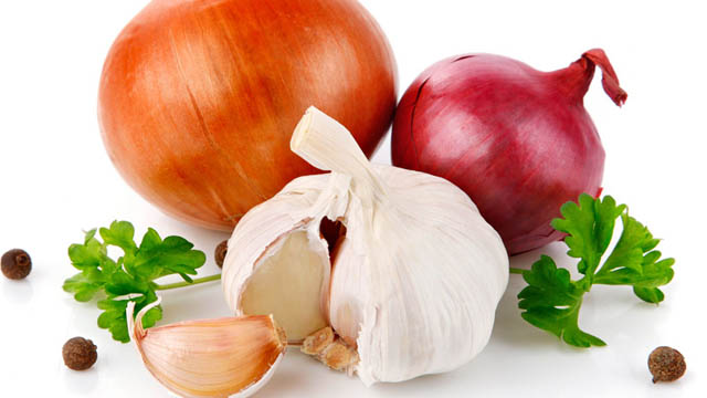 Přírodní antibiotikum (tonikum) z česneku, cibule, křenu, zázvoru, kurkumy, jablečného octa a chili papriček - recept, postup, návod